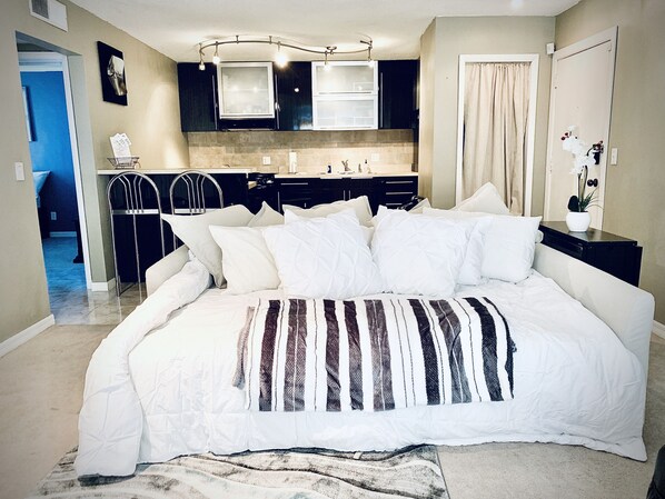 2 habitaciones, escritorio, tabla de planchar con plancha y wifi gratis 