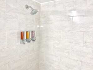 Badewanne, Haartrockner, Handtücher, Seife