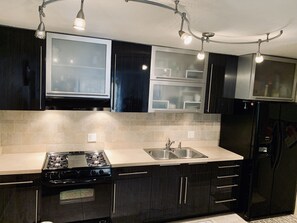 Kjøleskap, mikrobølgeovn, ovn og kokeplater