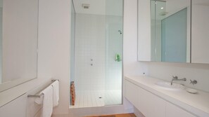 Shower - Debonair 1 - At Anglesea (Anglesea)
