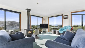 Televisio, takka, musiikkikirjasto