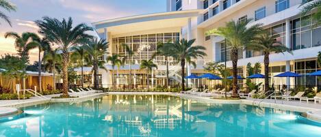 2 piscinas al aire libre, camas de piscina con cargo