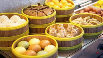 Una variedad de postres asiáticos en cuencos de madera.
