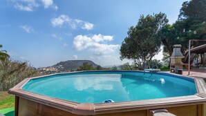 Un bain à remous avec vue sur une colline et des arbres.