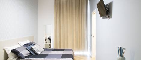 Quarto casal ou duplo luxo, vista para a cidade | Cofres nos quartos, escrivaninha, espaço de trabalho para notebook