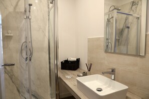 Deluxe-Doppel- oder -Zweibettzimmer, Stadtblick | Badezimmer