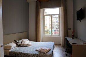 Deluxe Quadruple Room | In-room safe, desk, laptop workspace, blackout drapes - Garibaldi Rooms (Naples)