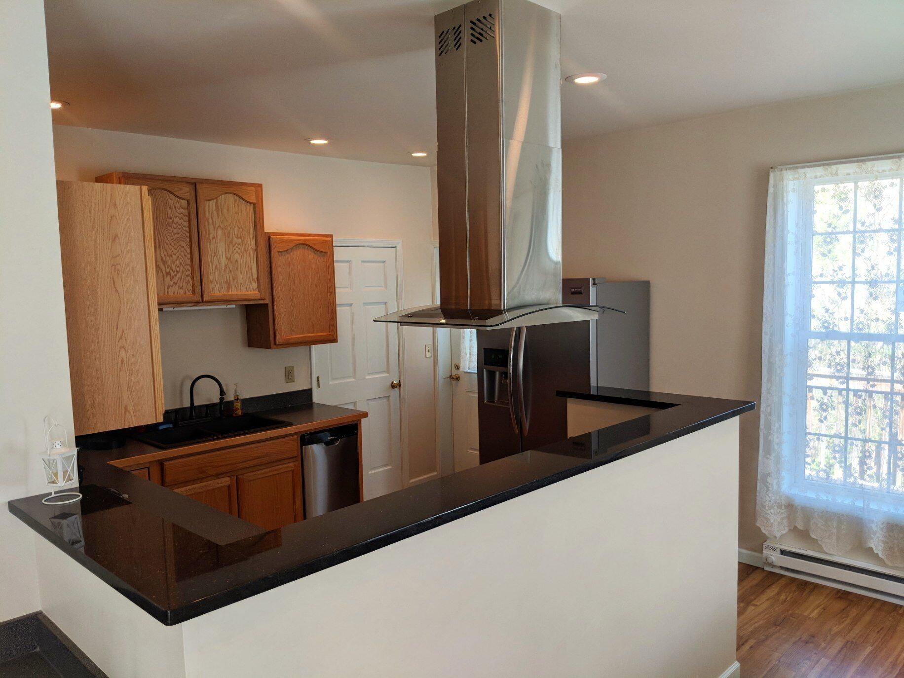 Kylskåp, mikrovågsugn, ugn och spishäll