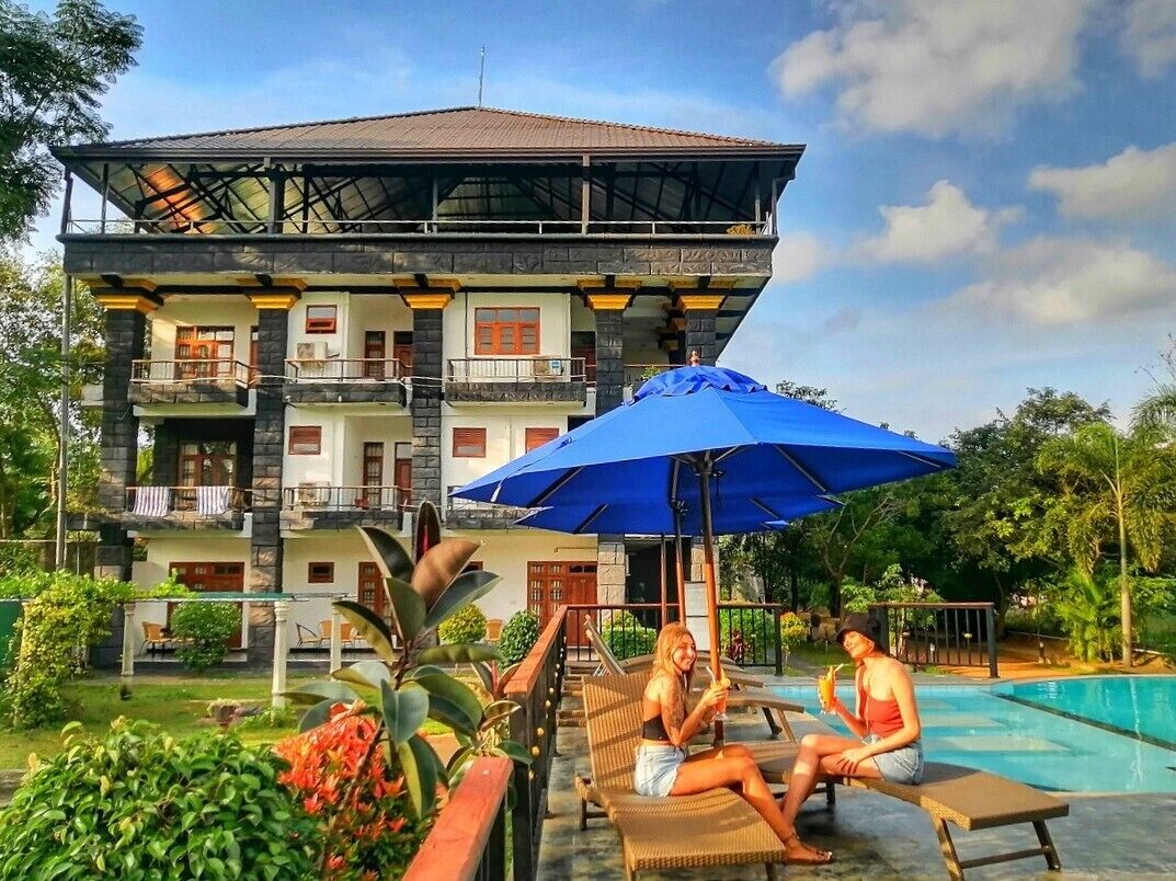 Depan hartanah - siang/malam