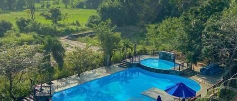 Piscine extérieure, accès possible de 8 h à 20 h 30, chaises longues