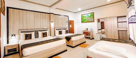 Deluxe Quadruple Room | Egyptian cotton sheets, premium bedding, memory-foam beds, desk