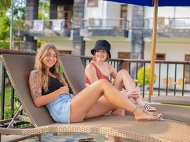 Una piscina al aire libre, sillones reclinables de piscina