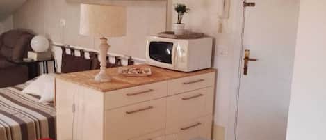 Private kitchen | Fridge, microwave, coffee/tea maker, electric kettle