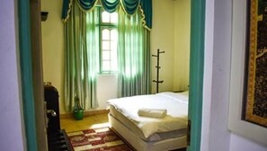 Colchones con pillow-top y caja de seguridad en la habitación 