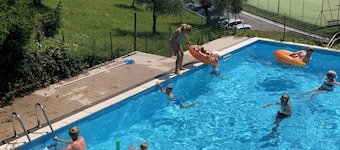 Vista lago di Como da uliveto, balcone e piscina