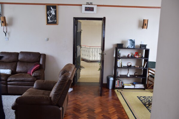 Interior - Conviniently borders Westlands/Parklands (Parklands)