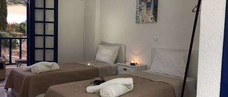 2 habitaciones y tabla de planchar con plancha