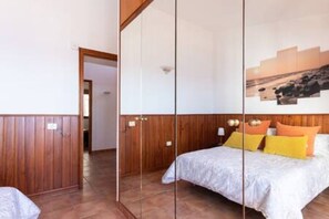 3 habitaciones, tabla de planchar con plancha, cuna de viaje y wifi