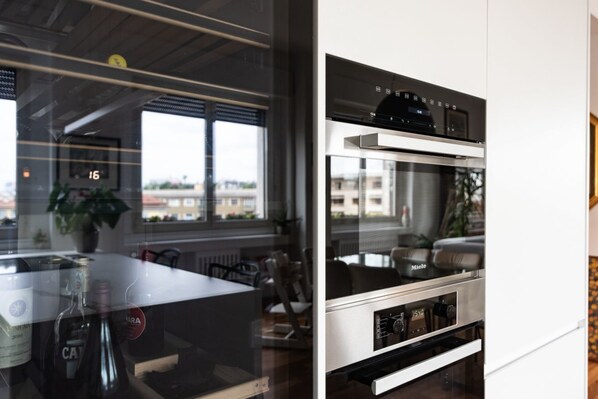 Fridge, oven, stovetop, dishwasher