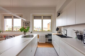 Fridge, microwave, oven, stovetop