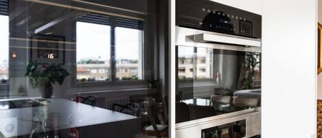 冷蔵庫、電子レンジ、オーブン、コンロ