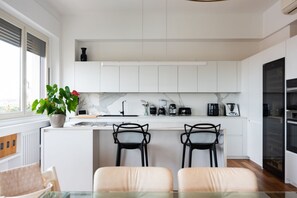 Een koelkast, een microgolfoven, een oven, een kookplaat