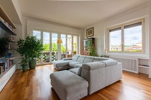 TV - Stunning and comfortable apartment for 6 (Milano)