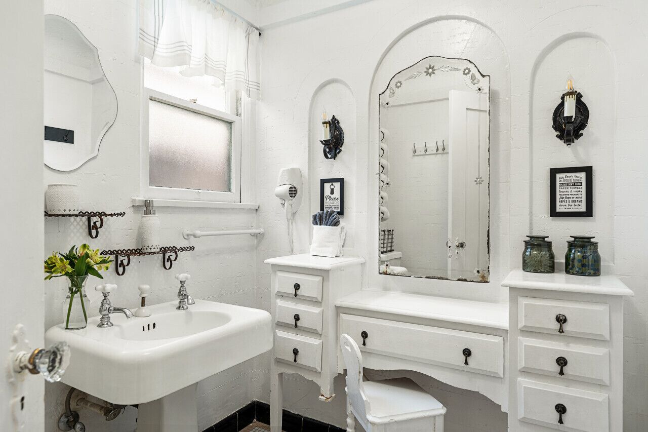 Kostenlose Toilettenartikel, Haartrockner, Handtücher