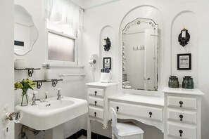 Kostenlose Toilettenartikel, Haartrockner, Handtücher