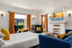 1 dormitorio, escritorio, tabla de planchar con plancha y cuna de viaje