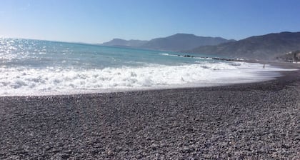 Taiteilijoiden perinteinen Ligurian koti kauniissa laaksossa ja kylässä