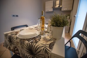Leilighet, 1 soverom | Oppholdsområde | En 22-tommers LED-TV med digitale kanaler samt TV