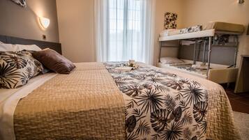 Deluxe vierpersoonskamer | Een bureau, een laptopwerkplek, babybedden, extra bedden