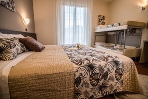 Desk, laptop workspace, cots/infant beds, rollaway beds - Hotel Rio re (Acquaviva)