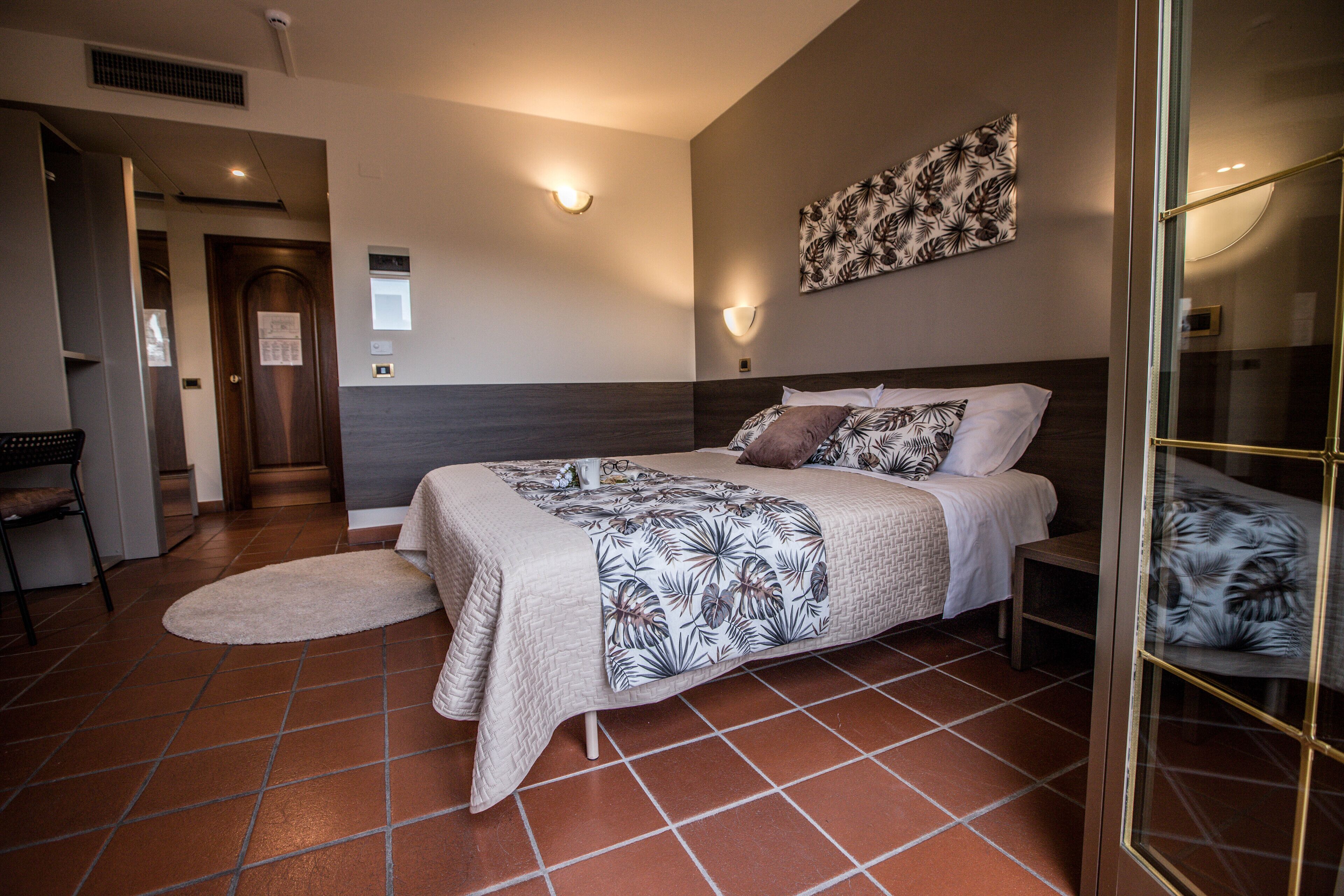 deluxe double or twin room | desk, laptop workspace, cots/infant beds, rollaway beds