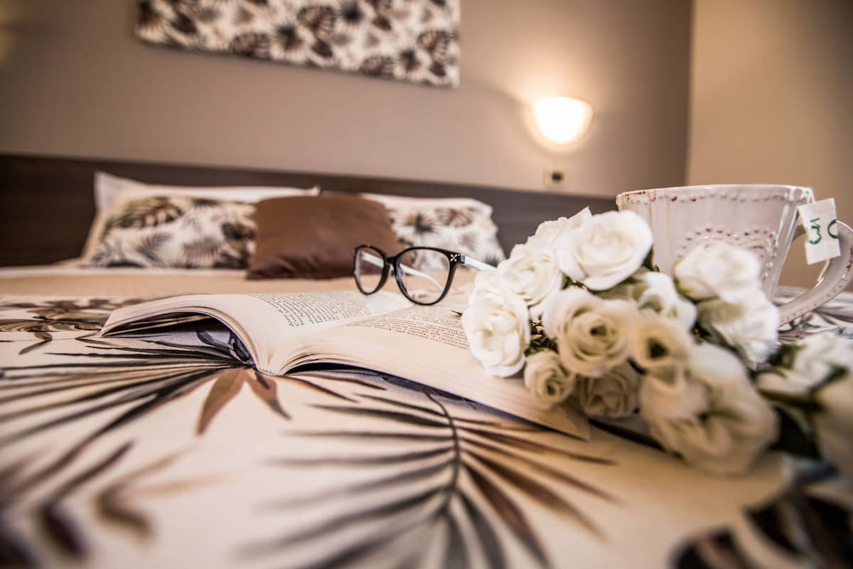 deluxe triple room | desk, laptop workspace, cots/infant beds, rollaway beds