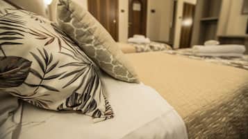Standaard tweepersoonskamer, 1 queensize bed | Badkamervoorzieningen | Een douche, een haardroger, een bidet, handdoeken
