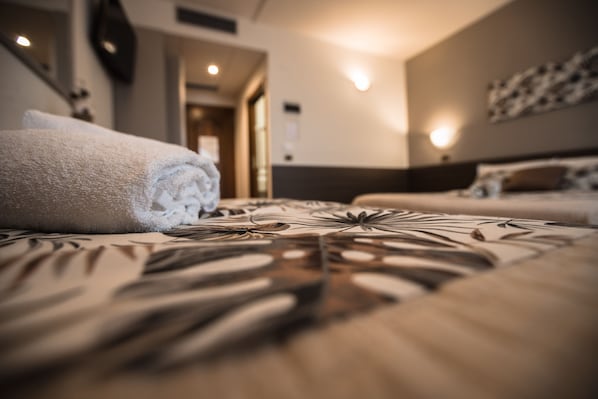 Habitación triple Deluxe | Escritorio, espacio para trabajar con un portátil, cunas (de pago)