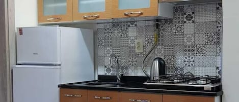 Refrigerador, parrilla de estufa y plancha de cocina