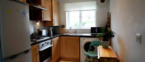 ثلاجة، ميكروويف، فرن، موقد طهي مسطح