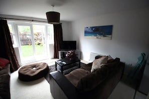 Smart TV, DVD player - Lovely Lymm Property (Lymm)