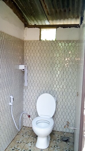 Family Room | Bathroom | Shower, rainfall showerhead, towels, soap - Ifulong cultural tourism homestay (Arusha)