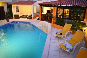 Utendørsbasseng og et oppvarmet basseng