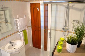 Chuveiro, secador de cabelo, toalhas de banho, sabonete