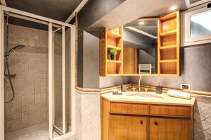 Dusche, Haartrockner, Bidet, Handtücher