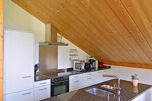 Réfrigérateur, micro-ondes, plaque de cuisson, lave-vaisselle