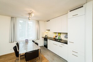 Kühlschrank, Mikrowelle, Herdplatte, Geschirrspüler
