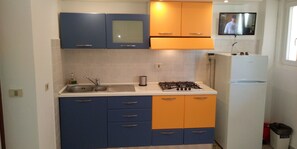 Geladeira, micro-ondas, cooktop, cafeteira/chaleira