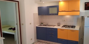 Kühlschrank, Mikrowelle, Herdplatte, Wasserkocher mit Kaffee-/Teezubehör