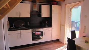 Kühlschrank, Ofen, Herdplatte, Wasserkocher mit Kaffee-/Teezubehör